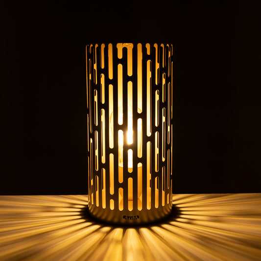 Lampada Kamalea Arti&Mestieri accesa con effetti luminosi decorativi proiettati sulla superficie