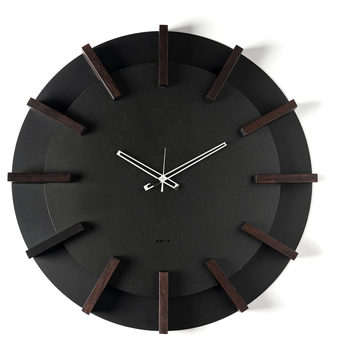 Orologio da parete Timon Arti&Mestieri, vista frontale con indici in wengé e finitura nero