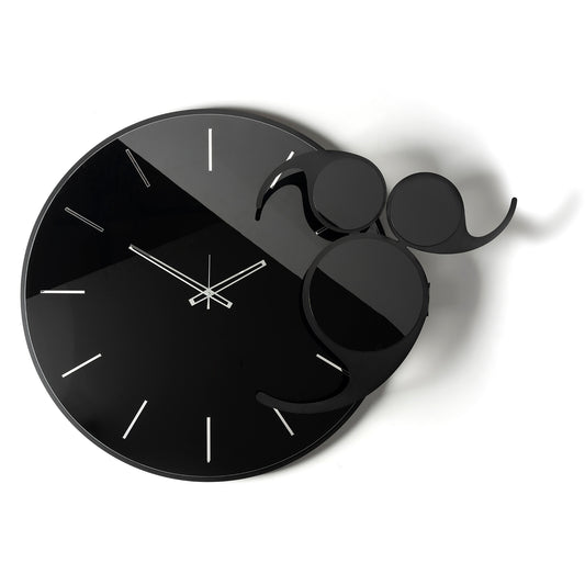 Vista frontale dell'orologio in vetro specchio Crystal® nero Apostrofo con indici e decori in cristallo acrilico nero e argento specchiato. Base in ferro nero. Prodotto da Arti&Mestieri.