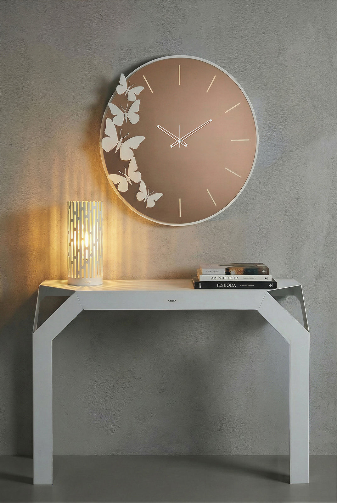 Ambientazione dell'orologio in vetro Diana con quadrante in Velour Luxe rosa , della consolle Uncorner e della lampada Kamalea di Arti&Mestieri.