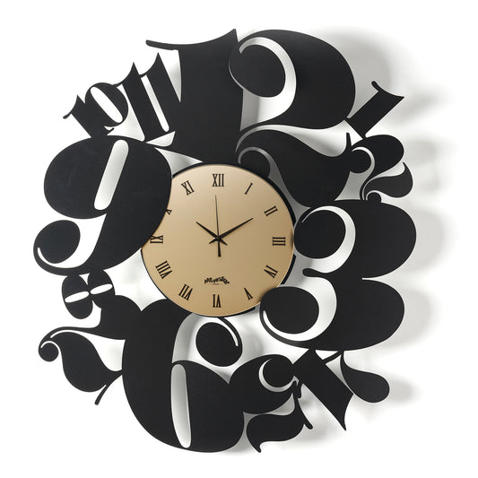 Vista frontale dell'orologio Bodoni con numeri tipografici particolari e quadrante in vetro Velour Luxe bronzo di Arti&Mestieri. Base in ferro nero.