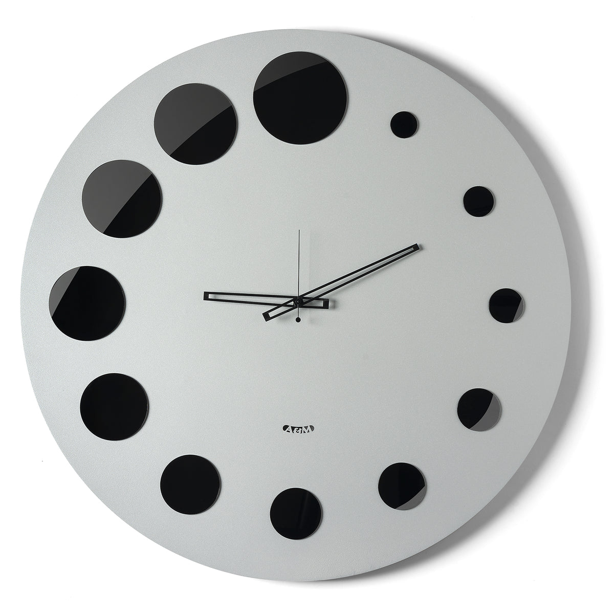 Vista frontale dell'orologio Formula di Arti&Mestieri color alluminio, con dischi in cristallo acrilico nero specchiato come indice.