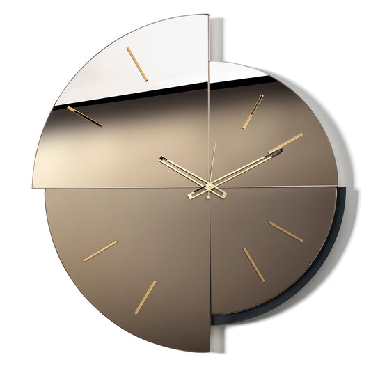 Vista frontale alternativa dell'orologio in vetro specchio Avignone. Due tipi di vetro, Velour Luxe® bronzo e Crysta Luxe® bronzo, uno satinato e l'altro specchiato conferiscono un particolare gioco di luci e riflessioni. Base nero. Indici in cristallo acrilico oro specchiato. Prodotto da Arti&Mestieri.