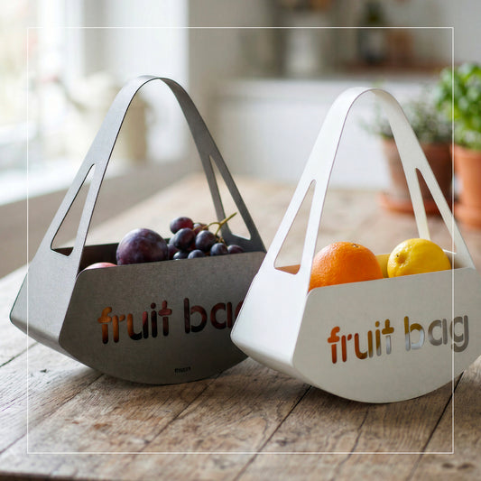 Foto ambientata del centro tavola Fruit Bag, bianco marmo e fango, di Arti e Mestieri.