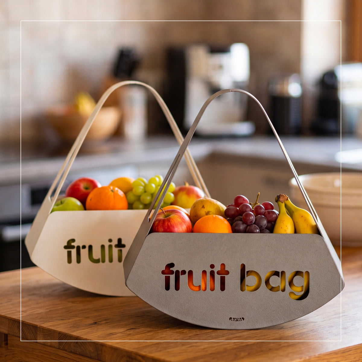 Foto ambientata in cucina del centro tavola Fruit Bag, bianco marmo e fango, di Arti&Mestieri.
