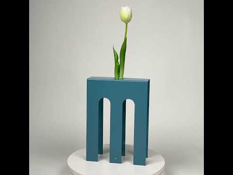 De Chirico decorative flower vase