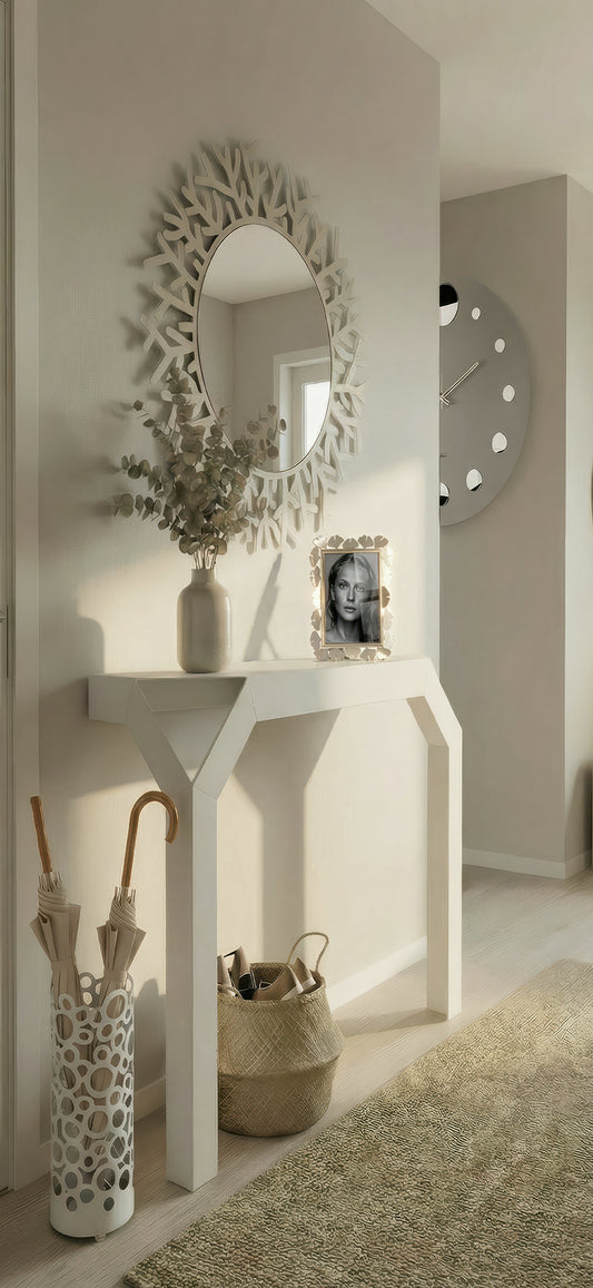 Ambientazione della consolle Uncorner bianco marmo di Arti&Mestieri in un ingresso. Sopra la consolle è posizionato lo specchio Coral. In fondo si intravede l'orologio Formula