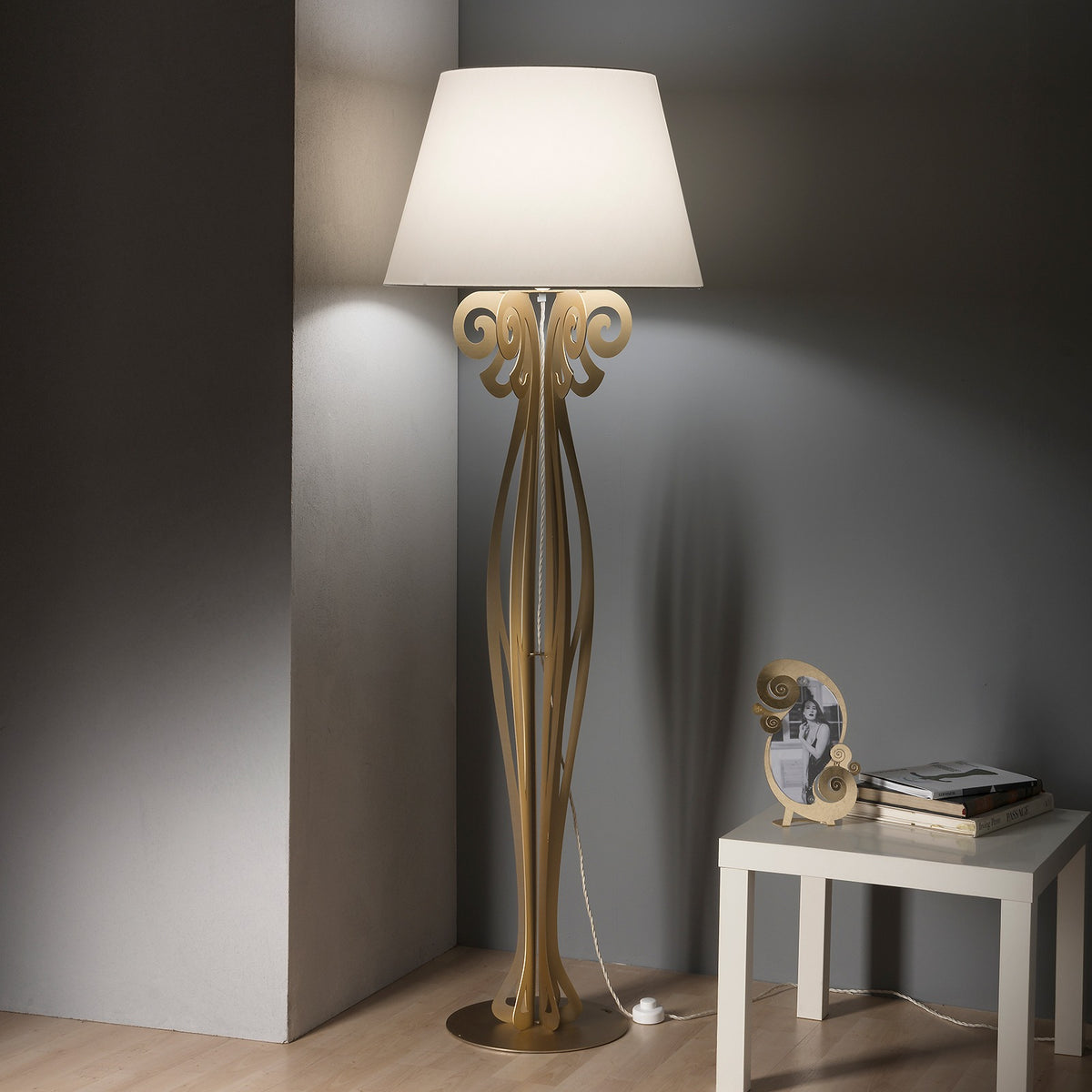 Circeo modern design floor lamp