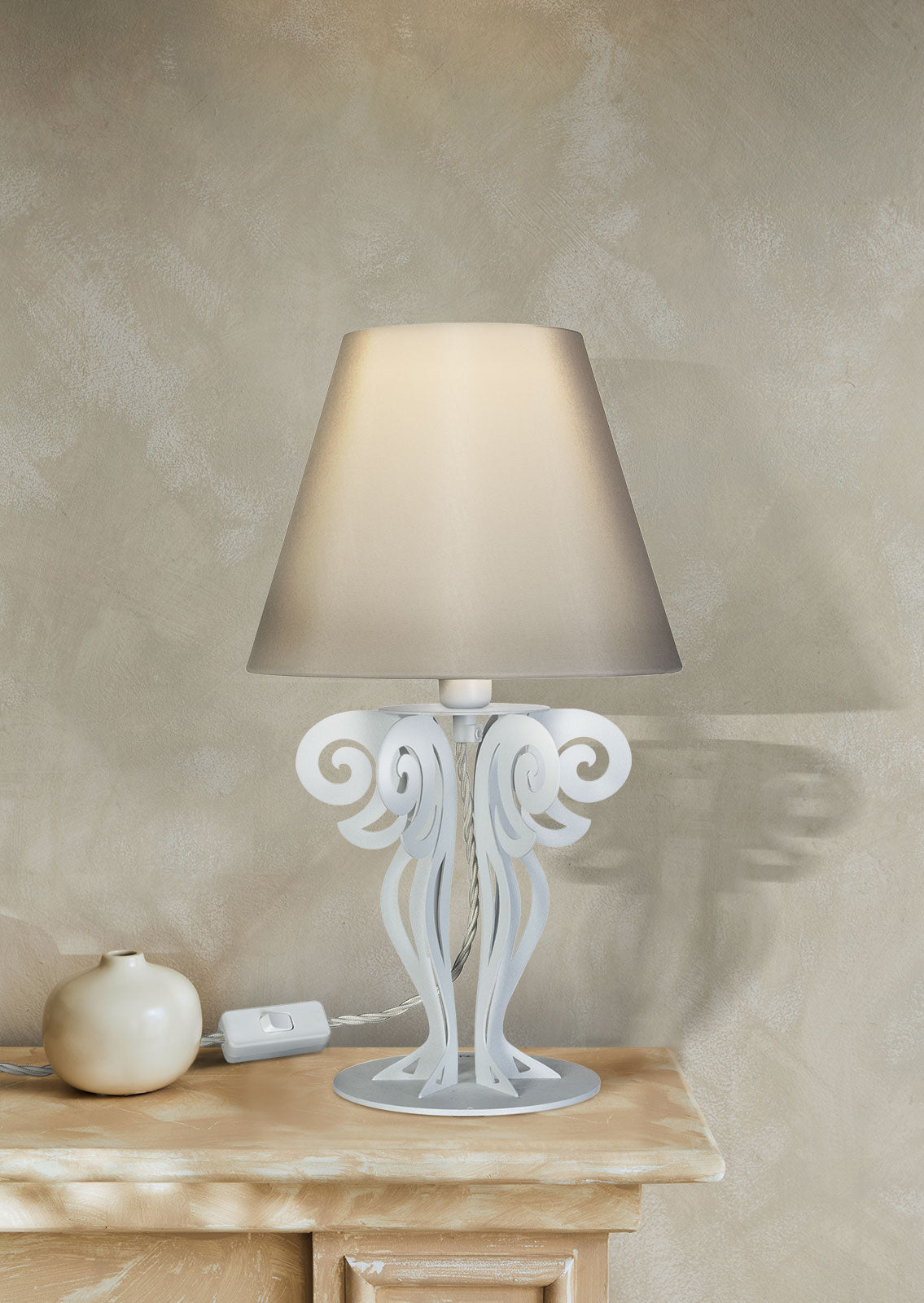 Small table lamp with Circeo shade