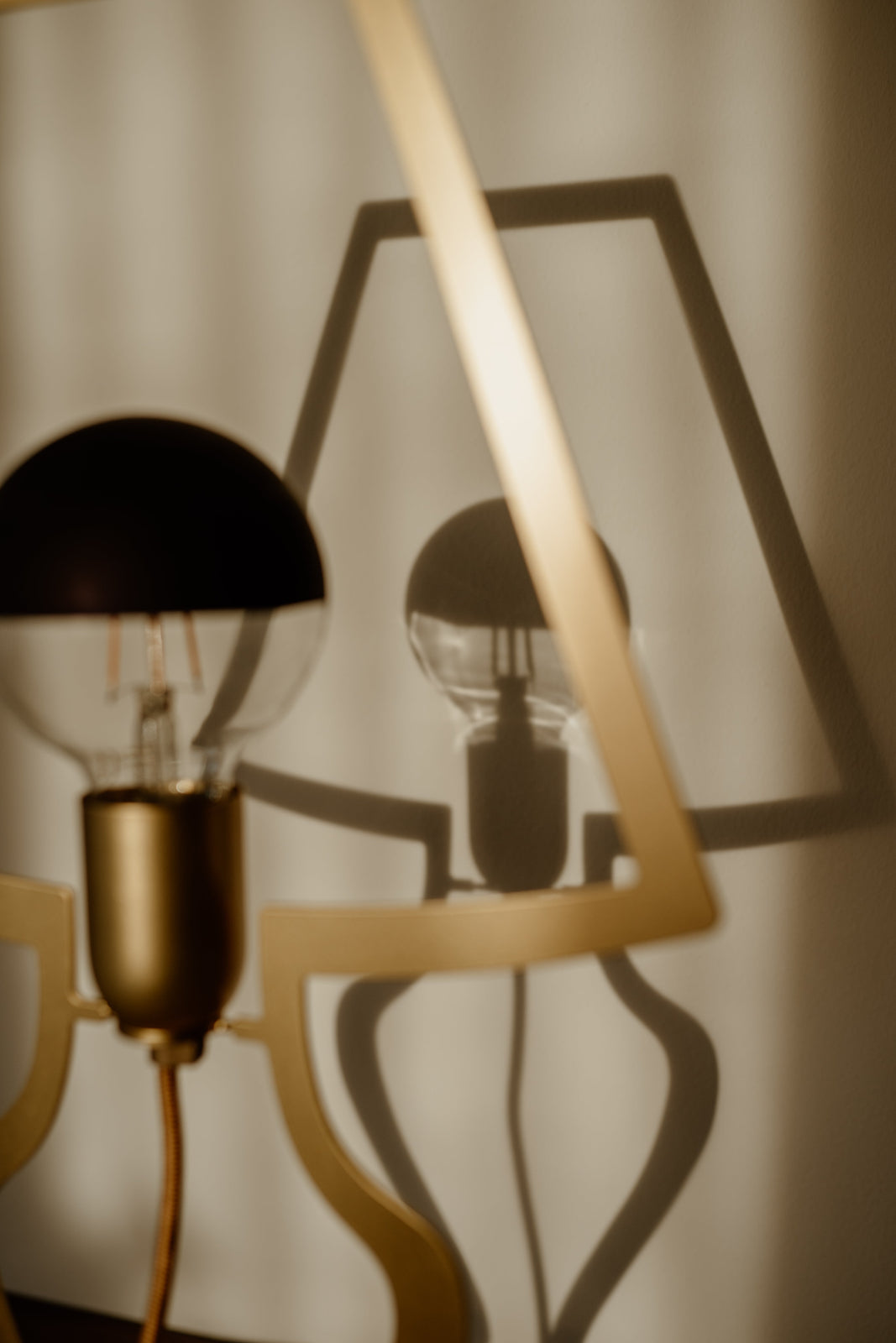 Particolare della lampada Silhouette Grande finitura oro