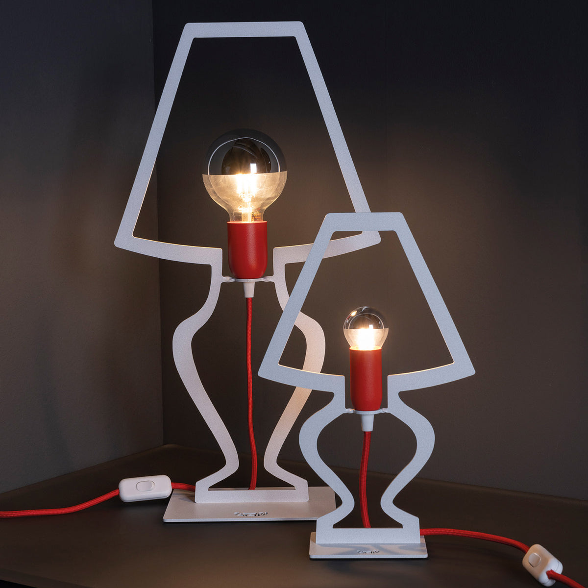Grande lampe à poser design Silhouette en métal – Blanc ou rouge