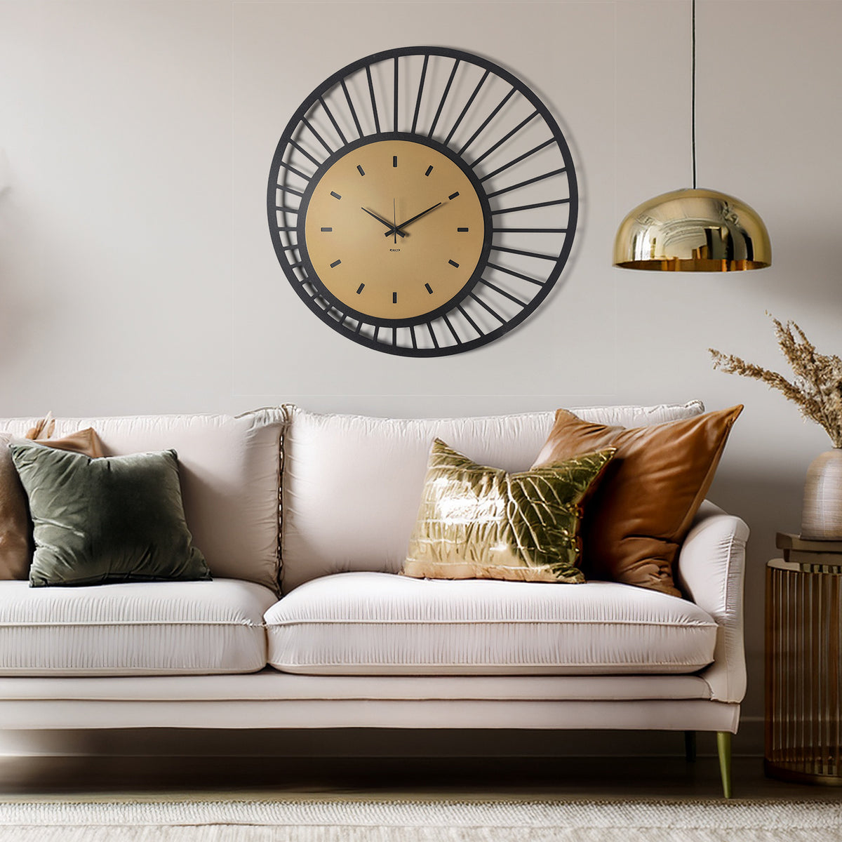 Orologio da parete di design Ray - Nero/oro laccato ambientato in un salotto