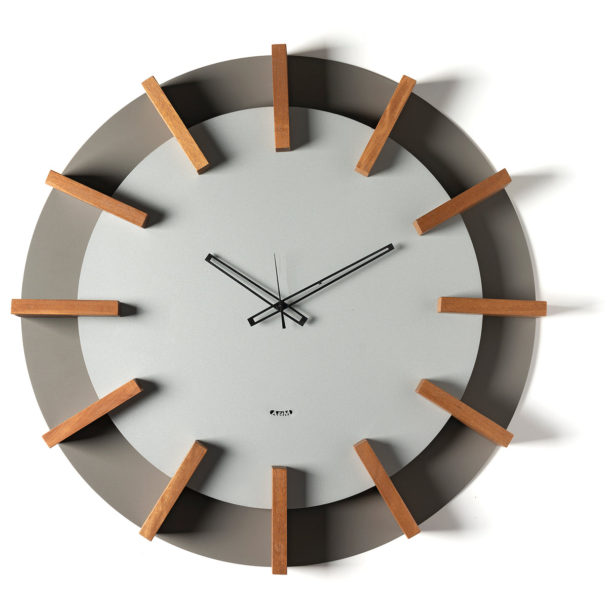 Orologio da parete Timon Arti&Mestieri, vista frontale con indici in faggio e finitura fango/alluminio
