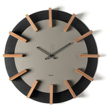 Orologio da parete Timon Arti&Mestieri, vista frontale con indici in faggio e finitura nero/fango