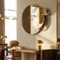 Orologio Apostrofo vetro specchiato bronzo Arti&Mestieri in soggiorno retrò elegante dalle tonalità dorate.