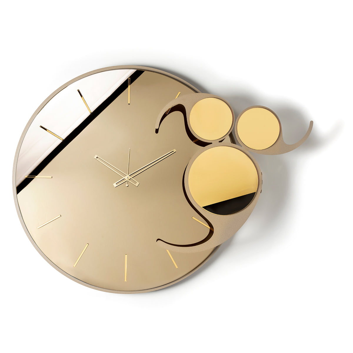 Vista frontale dell'orologio in vetro specchio Crystal® bronzo Apostrofo con  indici e decori in cristallo acrilico oro specchiato. Base in ferro beige. Prodotto da Arti&Mestieri.