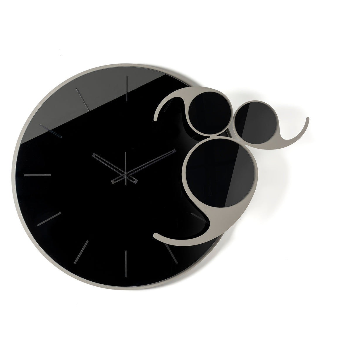 Vista frontale dell'orologio in vetro specchio Crystal® nero Apostrofo con  indici e decori in cristallo acrilico nero specchiato. Base in ferro fango. Prodotto da Arti&Mestieri.