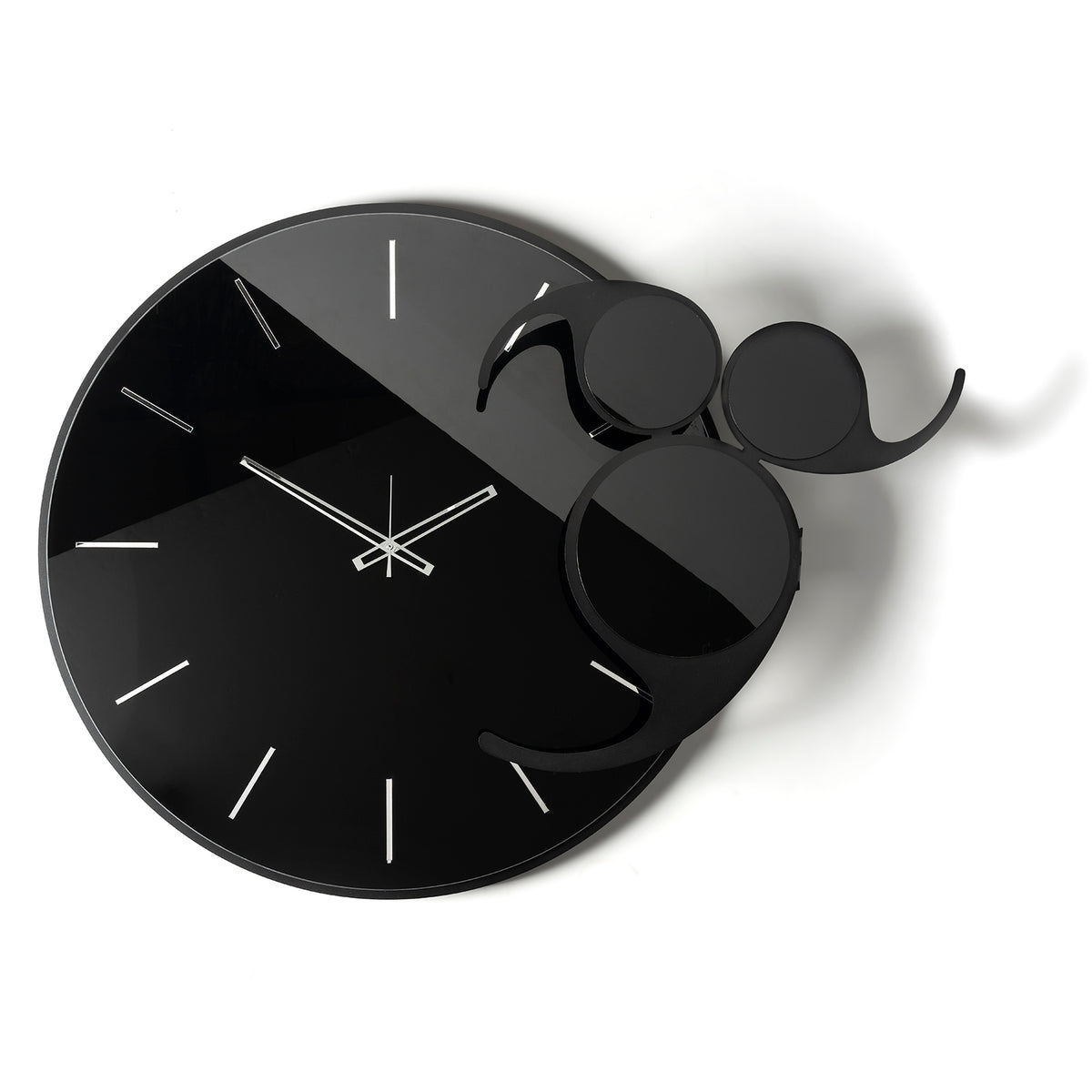 Vista frontale dell'orologio in vetro specchio Crystal® nero Apostrofo con  indici e decori in cristallo acrilico nero e argento specchiato. Base in ferro nero. Prodotto da Arti&Mestieri.