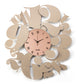 Vista frontale dell'orologio Bodoni con numeri tipografici particolari e quadrante in vetro Velour Luxe rosa di Arti&Mestieri. Base in ferro beige. 