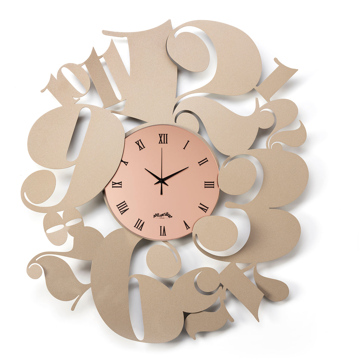 Vista frontale dell'orologio Bodoni con numeri tipografici particolari e quadrante in vetro Velour Luxe rosa di Arti&Mestieri. Base in ferro beige. 