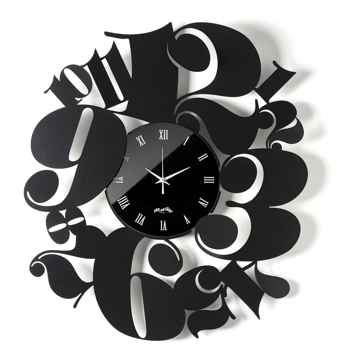 Vista frontale dell'orologio con numeri tipografici particolari e quadrante in vetro Crystal Luxe nero Bodoni di Arti&Mestieri. Base in ferro nero 