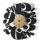 Vista frontale dell'orologio Bodoni con numeri tipografici particolari e quadrante in vetro Velour Luxe bronzo di Arti&Mestieri. Base in ferro nero. 