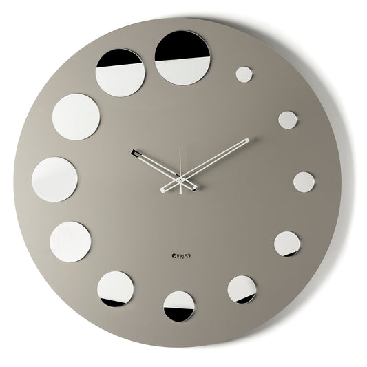Vista frontale dell'orologio Formula di Arti&Mestieri color fango, con dischi in cristallo acrilico argento specchiato come indice.