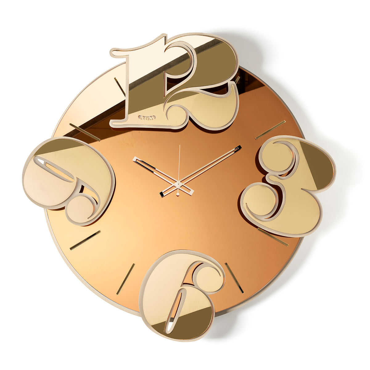 Vista frontale dell'orologio in vetro specchio Crystal® ambrato Benguiat con numeri e indici in cristallo acrilico oro specchiato. Base in ferro beige. Prodotto da Arti&Mestieri