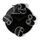 Vista frontale dell'orologio in vetro specchio Crystal® nero Benguiat con numeri e indici in cristallo acrilico nero specchiato. Base fango. Prodotto da Arti&Mestieri.