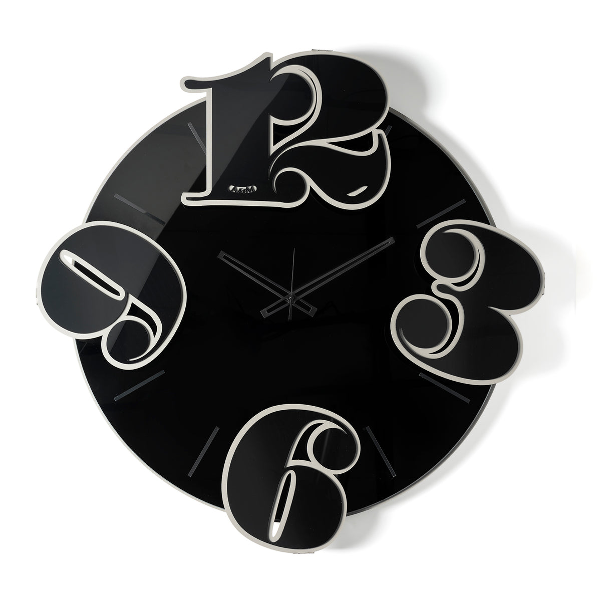 Vista frontale dell'orologio in vetro specchio Crystal® nero Benguiat con numeri e indici in cristallo acrilico nero specchiato. Base fango. Prodotto da Arti&Mestieri.