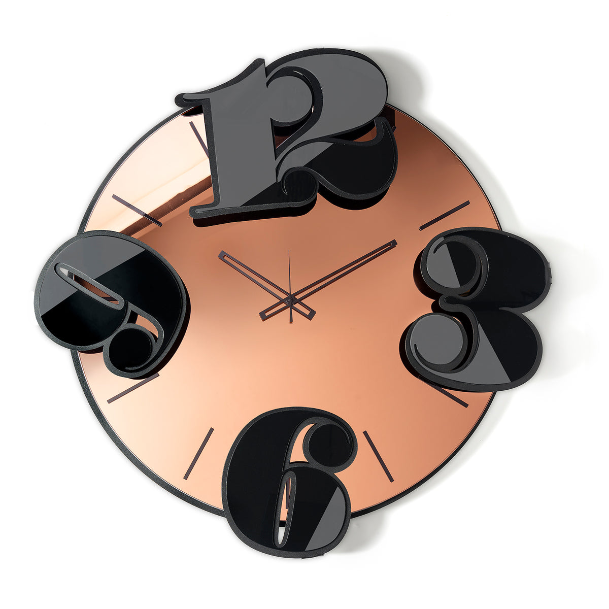 Vista frontale dell'orologio in vetro specchio Crystal® rosa Benguiat con numeri e indici in cristallo acrilico nero specchiato. Base in ferro nero. Prodotto da Arti&Mestieri.