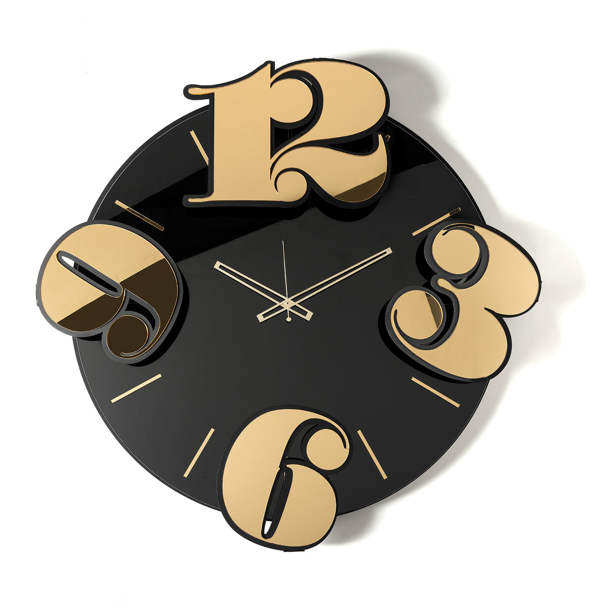 Vista frontale dell'orologio in vetro specchio Crystal® nero Benguiat con numeri e indici in cristallo acrilico oro specchiato. Base in ferro nero. Prodotto da Arti&Mestieri.