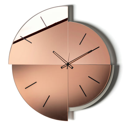 Vista frontale alternativa dell'orologio in vetro specchio Avignone. Due tipi di vetro, Velour Luxe® rosa e Crysta Luxel® rosa, uno satinato e l'altro specchiato conferiscono un particolare gioco di luci e riflessioni. Base fango. Indici in cristallo acrilico nero specchiato.