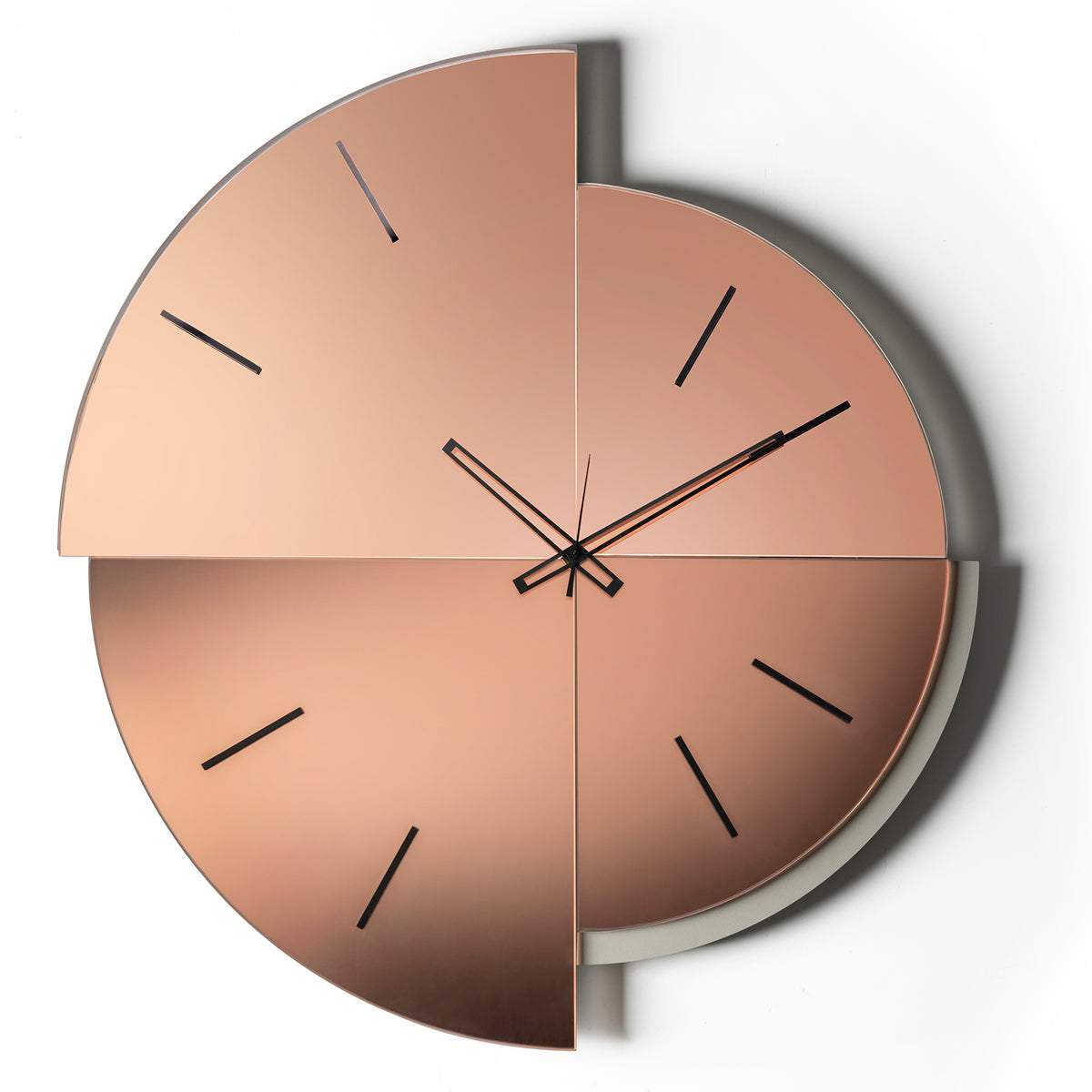 Vista frontale dell'orologio in vetro specchio Avignone. Due tipi di vetro, Velour Luxe® rosa e Crysta Luxe® rosa, uno satinato e l'altro specchiato conferiscono un particolare gioco di luci e riflessioni. Base fango. Indici in cristallo acrilico nero specchiato. Prodotto da Arti&Mestieri.