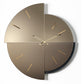 Vista frontale dell'orologio in vetro specchio Avignone. Due tipi di vetro, Velour Luxe® bronzo e Crysta Luxe® bronzo, uno satinato e l'altro specchiato conferiscono un particolare gioco di luci e riflessioni. Base nero. Indici in cristallo acrilico oro specchiato. Prodotto da Arti&Mestieri.