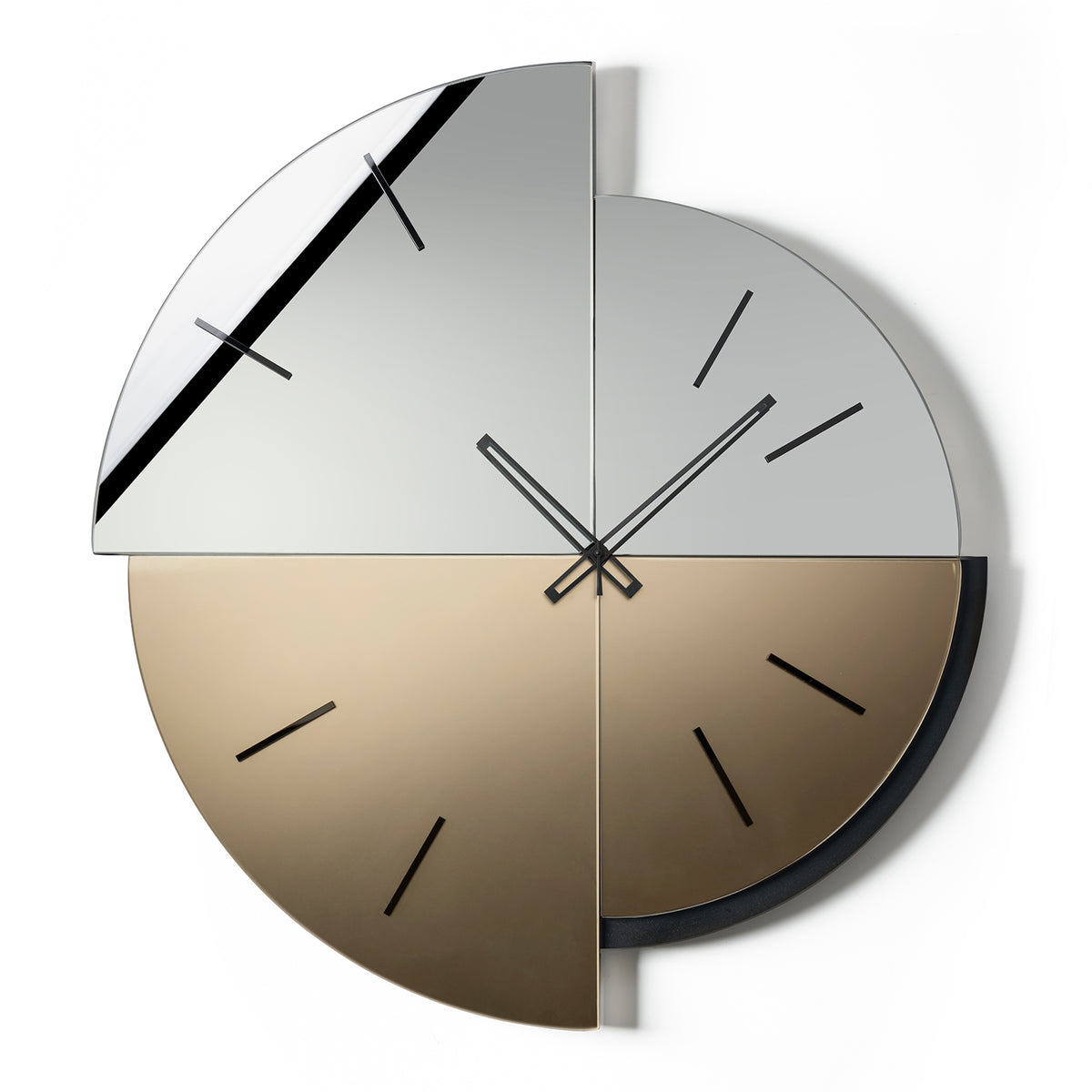 Vista frontale alternativa dell'orologio in vetro specchio Avignone. Due tipi di vetro, Velour Luxe® bronzo e Crysta Luxe® fumè, uno satinato e l'altro specchiato conferiscono un particolare gioco di luci e riflessioni. Base nero. Indici in cristallo acrilico nero specchiato. Prodotto da Arti&Mestieri.