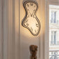 Particolare dell'ambientazione in un salotto moderno parigino di un collezionista d'arte dell'Orologio Dali di Arti&Mestieri.