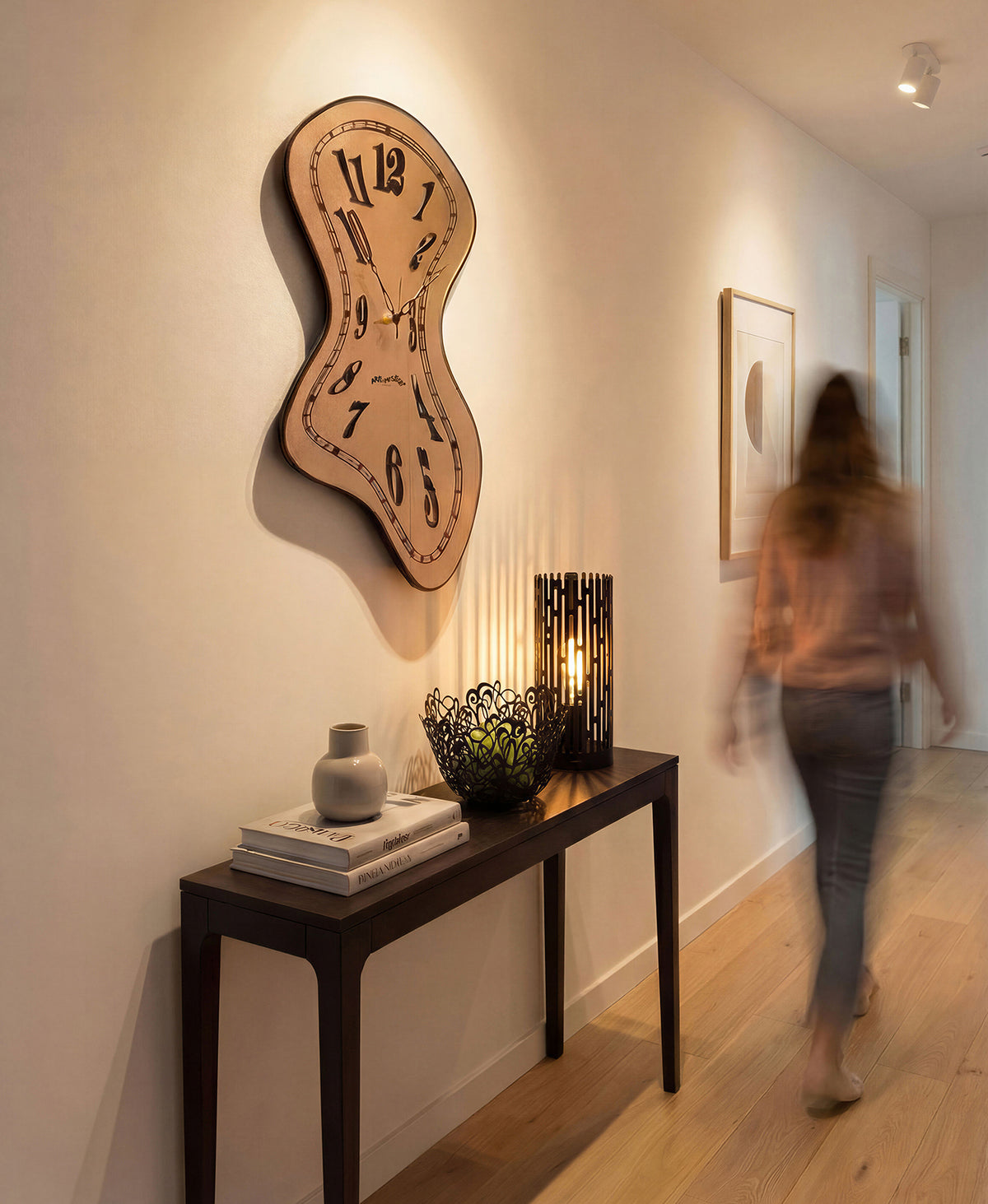 Ambientazione in ingresso dell'orologio specchiato Dali bronzo insieme a Lamapada Kamalea di Arti&Mestieri