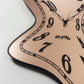 Dettaglio quadrante rosa con finitura Velour Luxe dell'orologio Dali