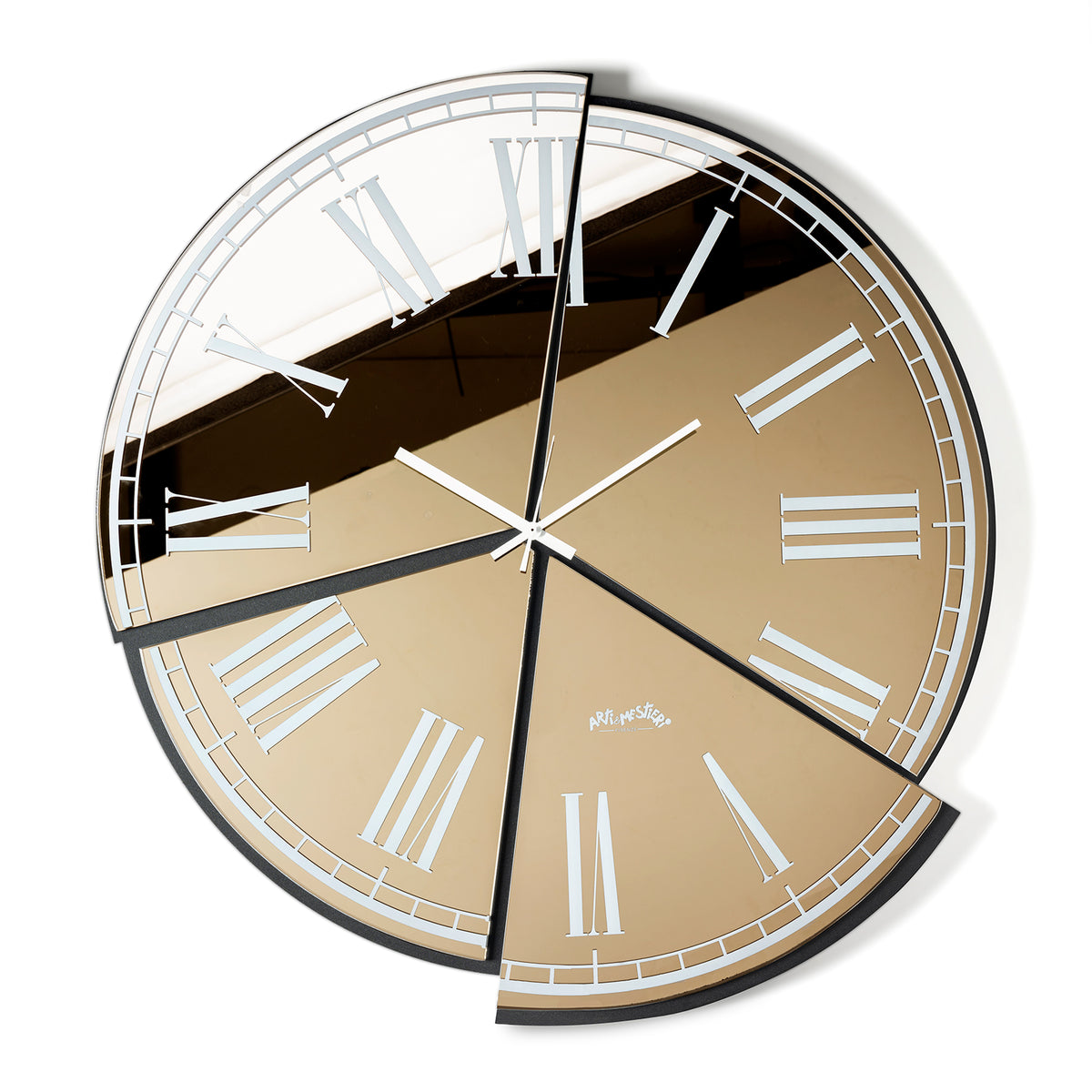 Vista frontale dell'orologio Kintsugi di Arti&Mestieri ispirato alla tecnica giapponese, vetro Crystal Luxe bronzo serigrafato