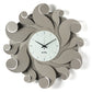 Orologio da parete Medusa color fango Arti&Mestieri, vista frontale con riccioli in metallo che creano un effetto tridimensional