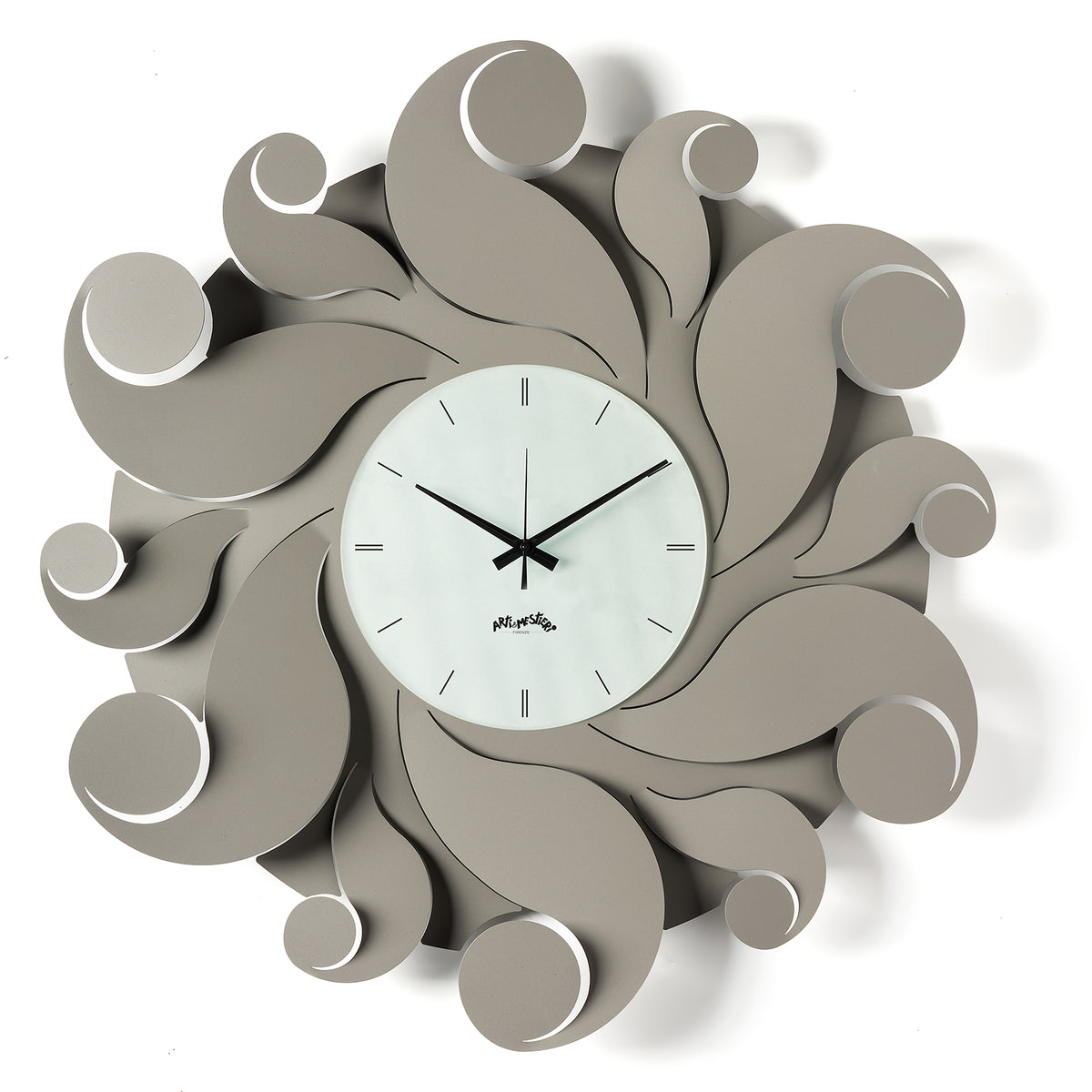 Orologio da parete Medusa color fango Arti&Mestieri, vista frontale con riccioli in metallo che creano un effetto tridimensional