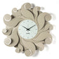 Orologio da parete Medusa color sabbia
 Arti&Mestieri, vista frontale con riccioli in metallo che creano un effetto tridimensional