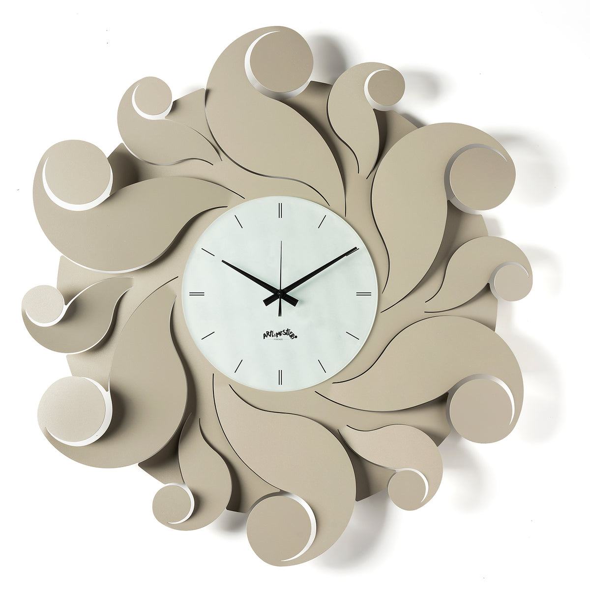 Orologio da parete Medusa color sabbia
 Arti&Mestieri, vista frontale con riccioli in metallo che creano un effetto tridimensional