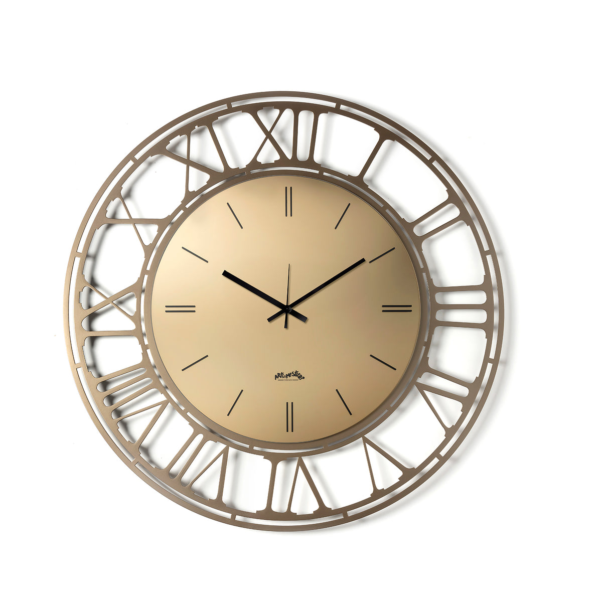 Vista frontale dell'orologio Axis 70 con numeri romani e quadrante in vetro specchio Velour® bronzo serigrafato. Base in ferro color beige. Diametro 70 cm. Prodotto da Arti&Mestieri.