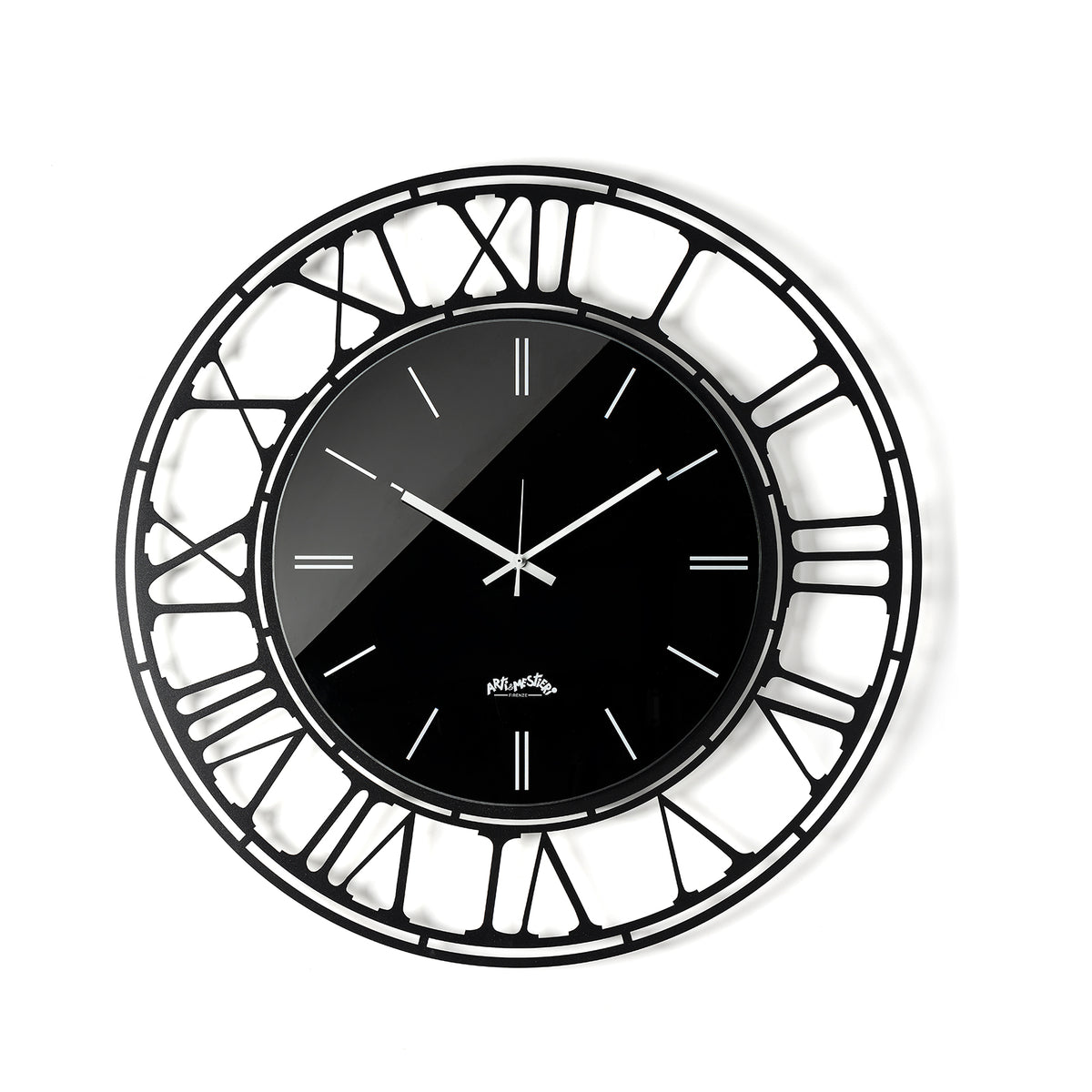 Vista frontale dell'orologio Axis 70 con numeri romani e quadrante in vetro specchio Crystal® nero serigrafato. Base in ferro color nero. Diametro 70 cm. Prodotto da Arti&Mestieri.