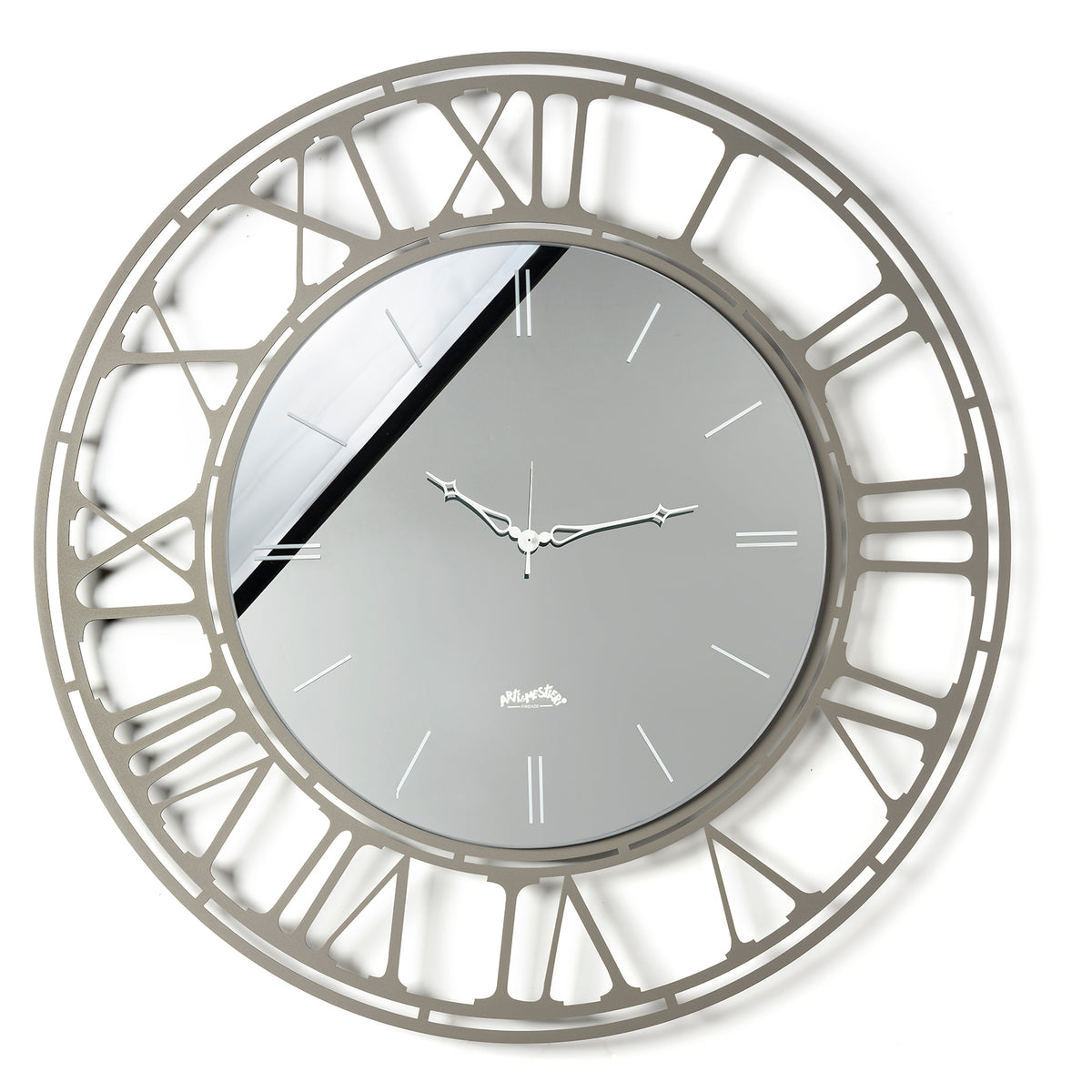 Vista frontale dell'orologio Axis 70 con numeri romani e quadrante in vetro specchio Crystal® fumé serigrafato in bianco. Base in ferro color fango. Diametro 70 cm. Prodotto da Arti&Mestieri.