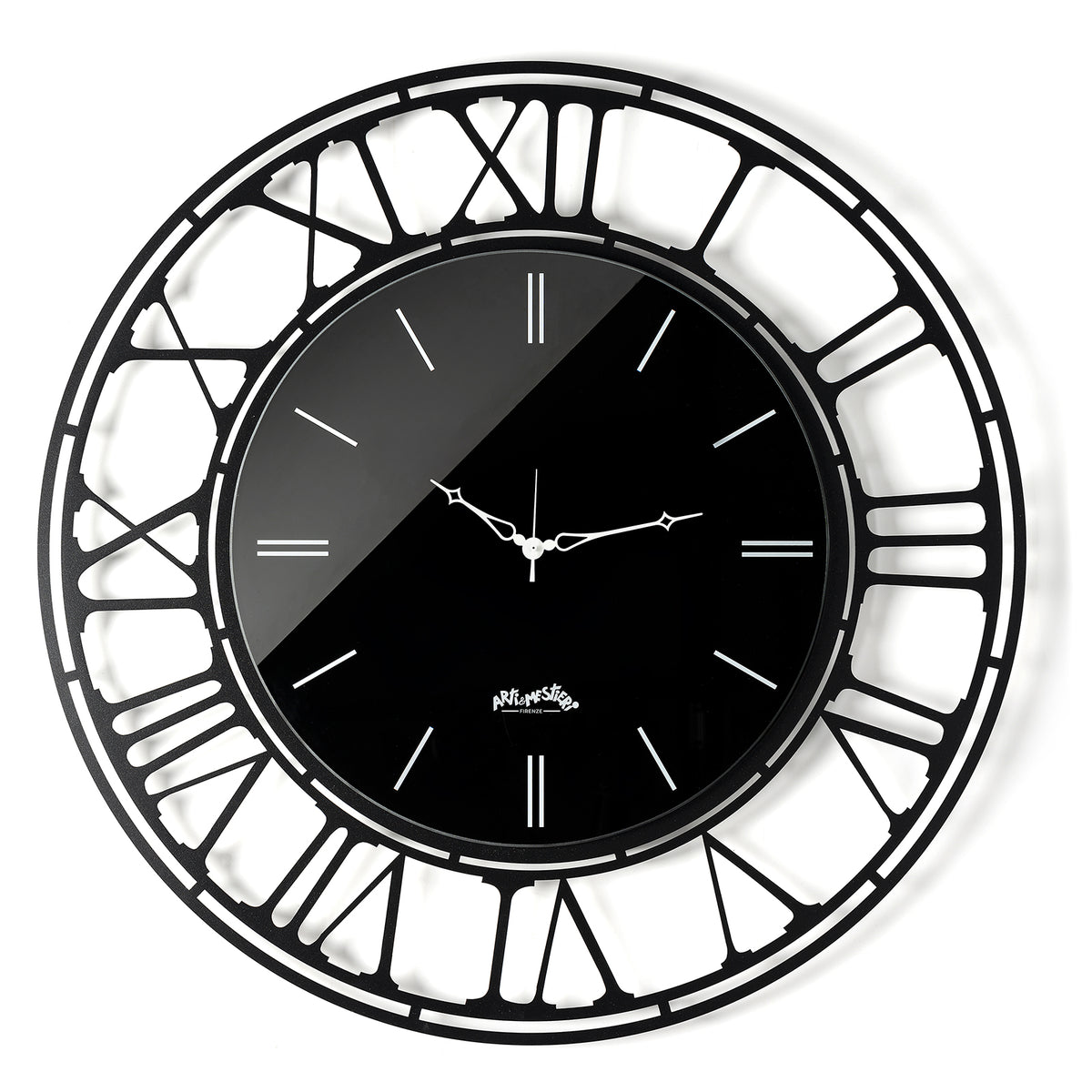 Vista frontale dell'orologio Axis 90 con numeri romani e quadrante in vetro specchio Crystal® nero serigrafato in bianco. Base in ferro color nero. Diametro 90 cm. Prodotto da Arti&Mestieri.