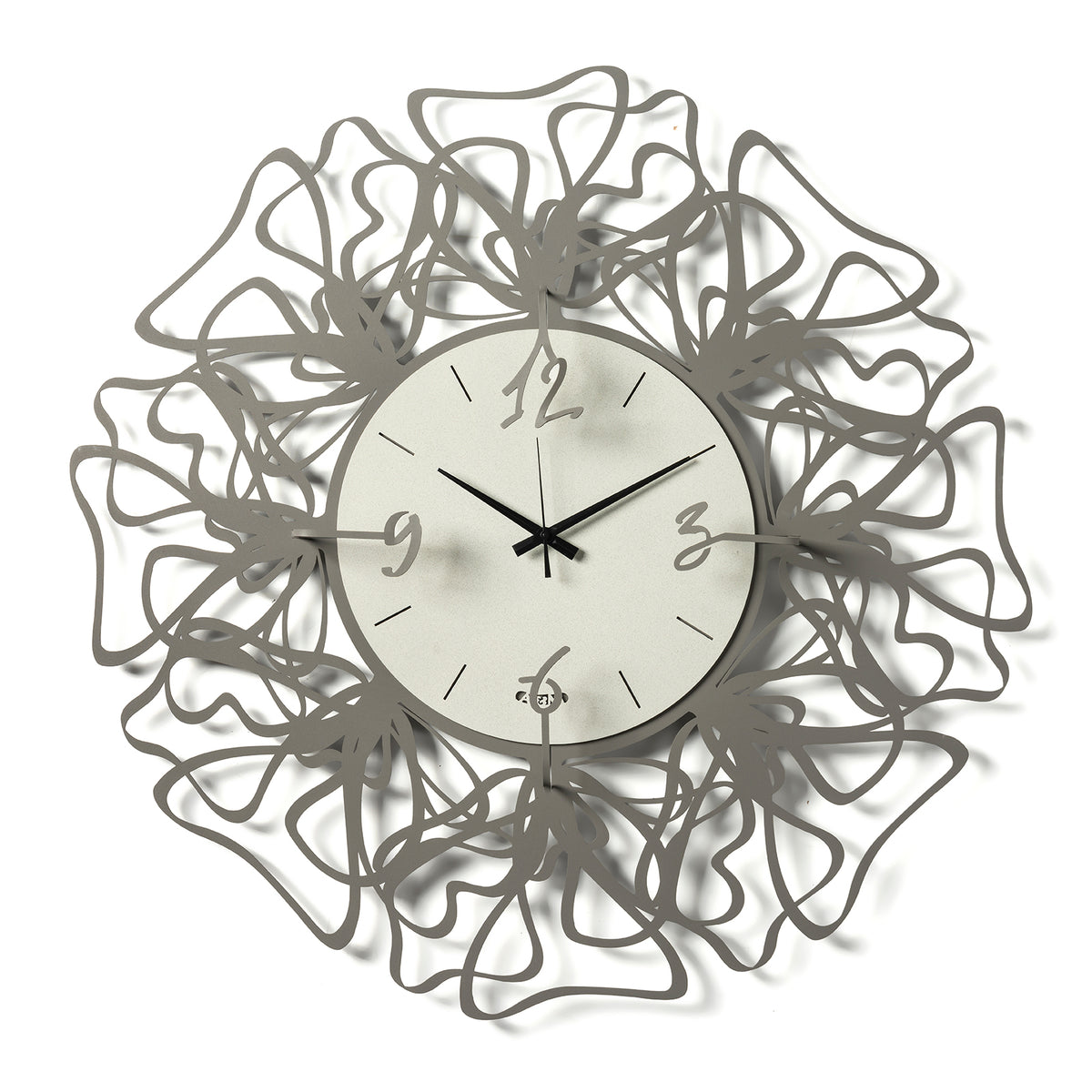Vista frontale dell'orologio Linea di Arti&Mestieri, intrecci laser e numeri sovrapposti fango, quadrante avorio
