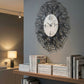 Ambientazione dell'orologio Linea di Arti&Mestieri su parete di corridoio moderno con mensole decorative.
